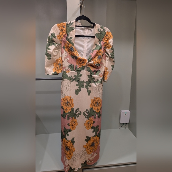 Floral Puff-Sleeve Midi Dress in Pale Yellow - Picture 3 of 3